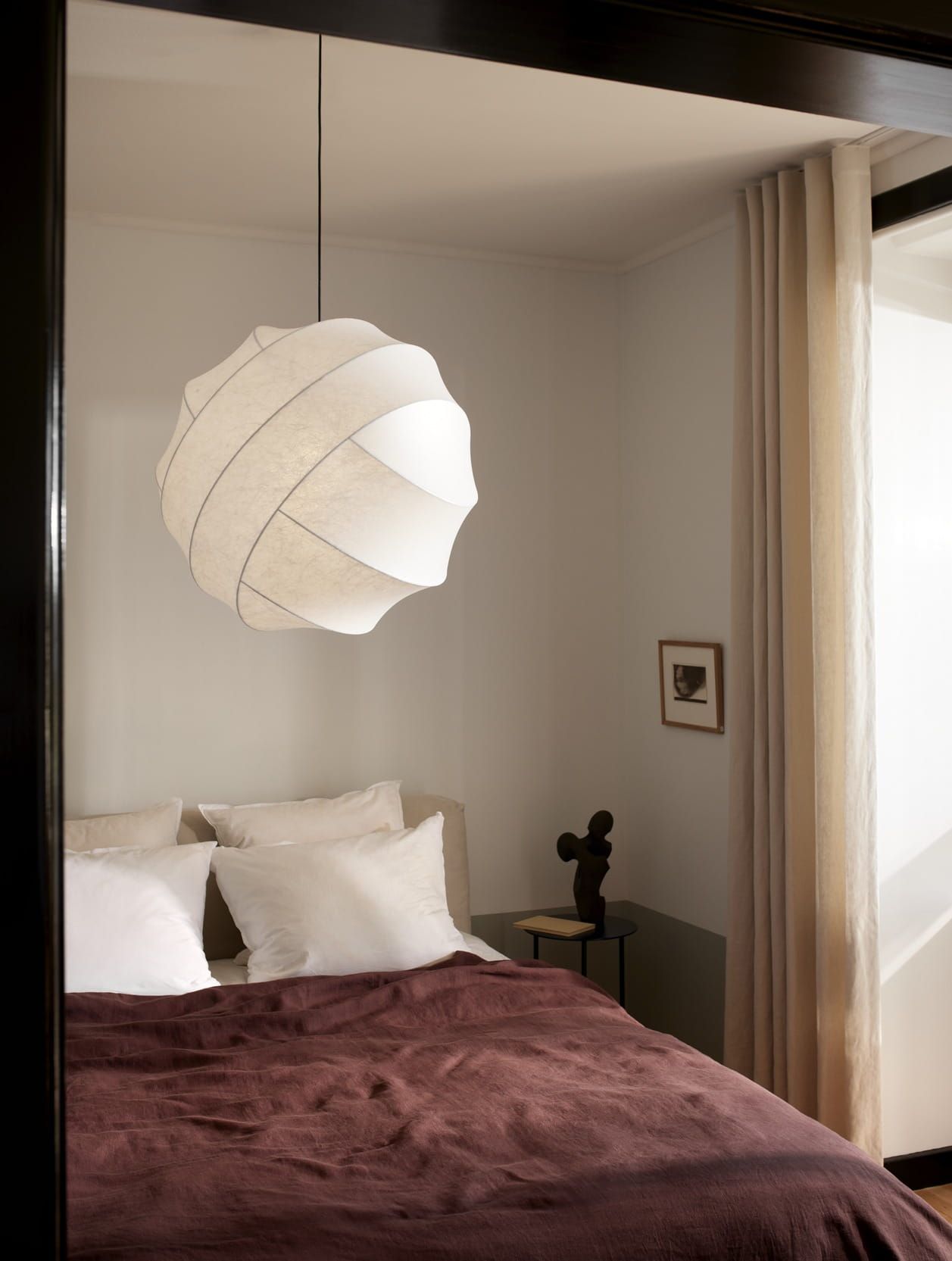 Rzeźbiarska lampa wisząca Turner 65 w aranżacji przytulnej sypialni