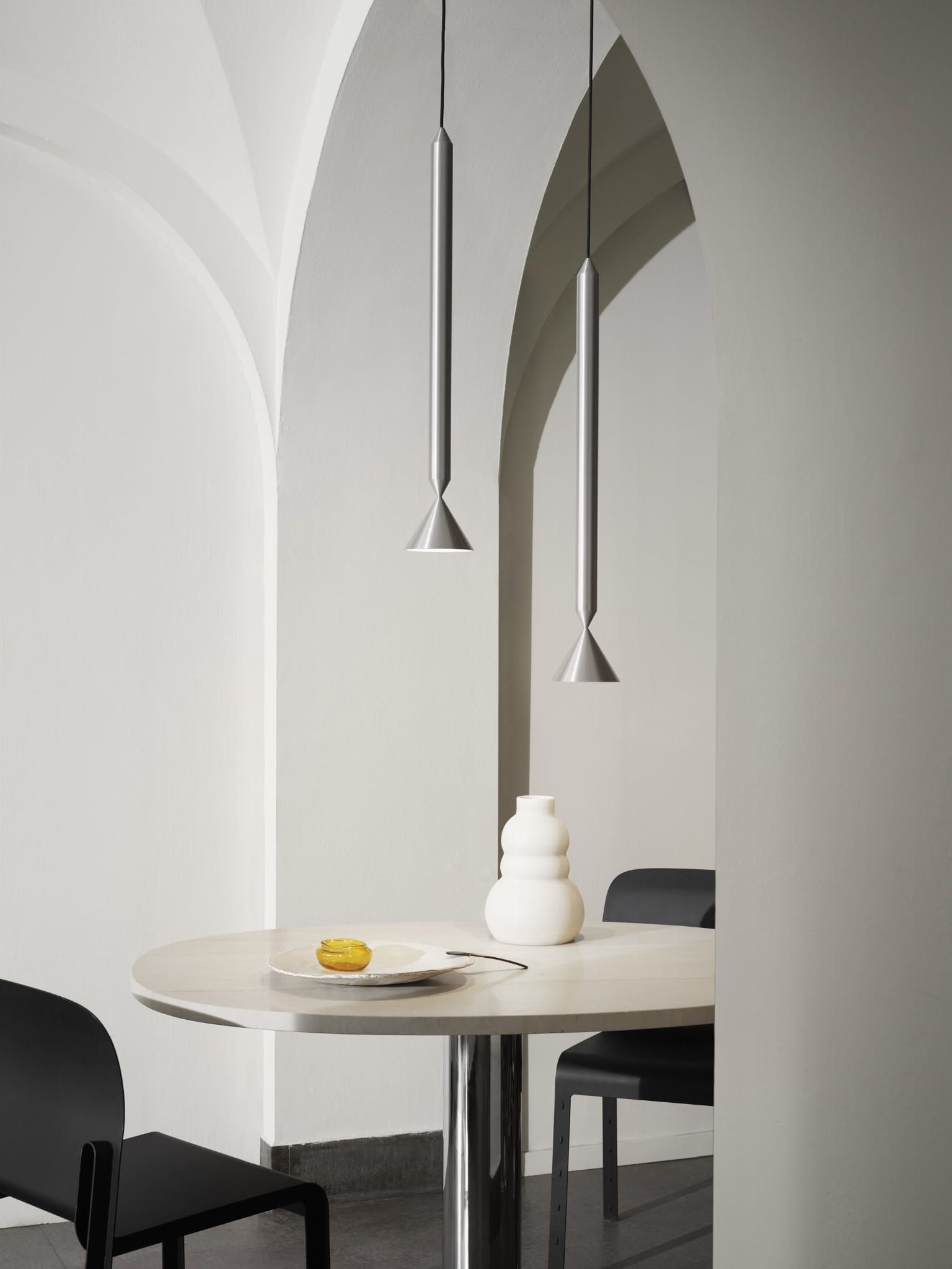 Aluminiowa lampa wisząca Apollo 59 w minimalistycznej kuchni