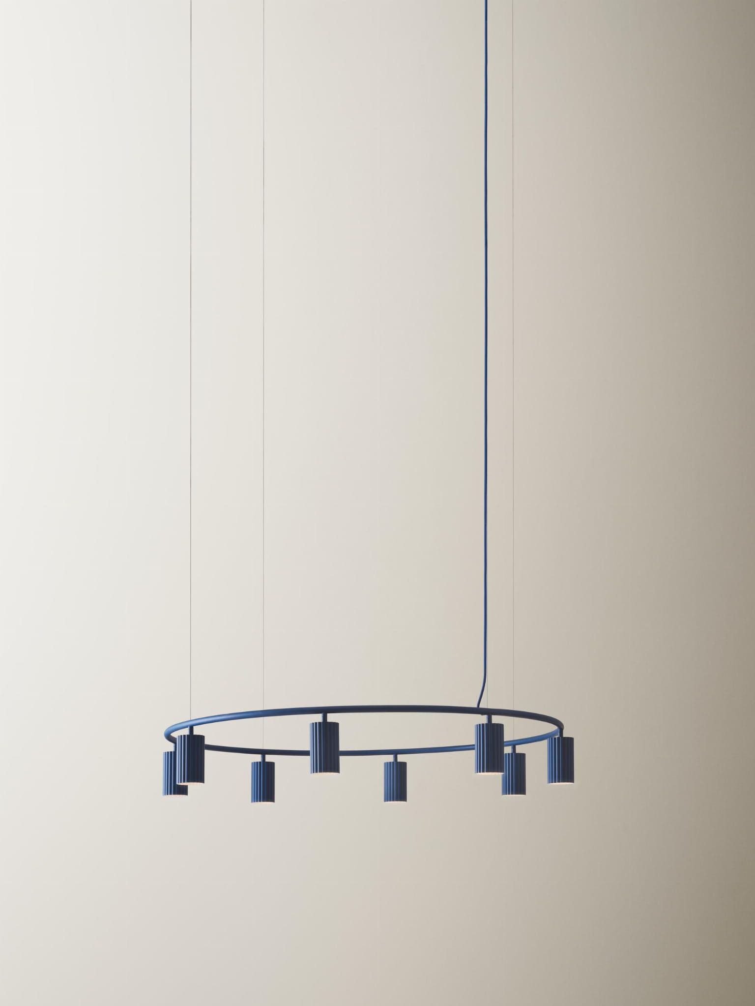 Designerska lampa wisząca Donna Circle 100 midnight blue nad okrągłym stołem